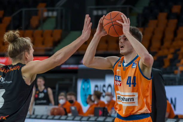 却扮演了关 却扮演了关